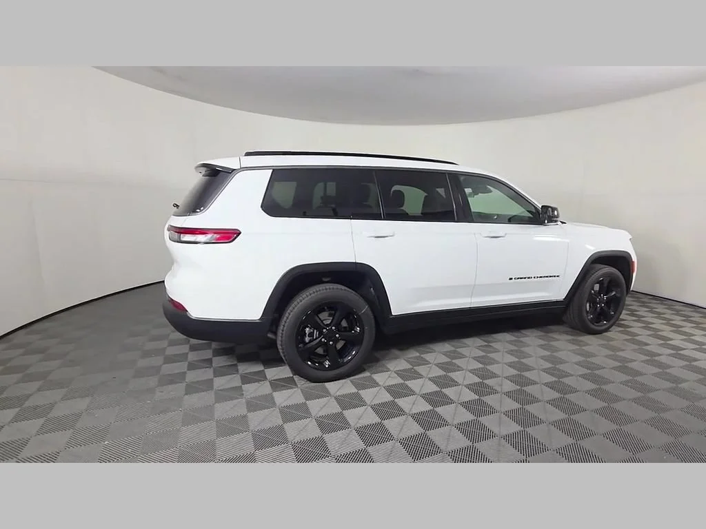 New 2026 Bright White Clear-Coat Exterior Paint Jeep Limited image 25