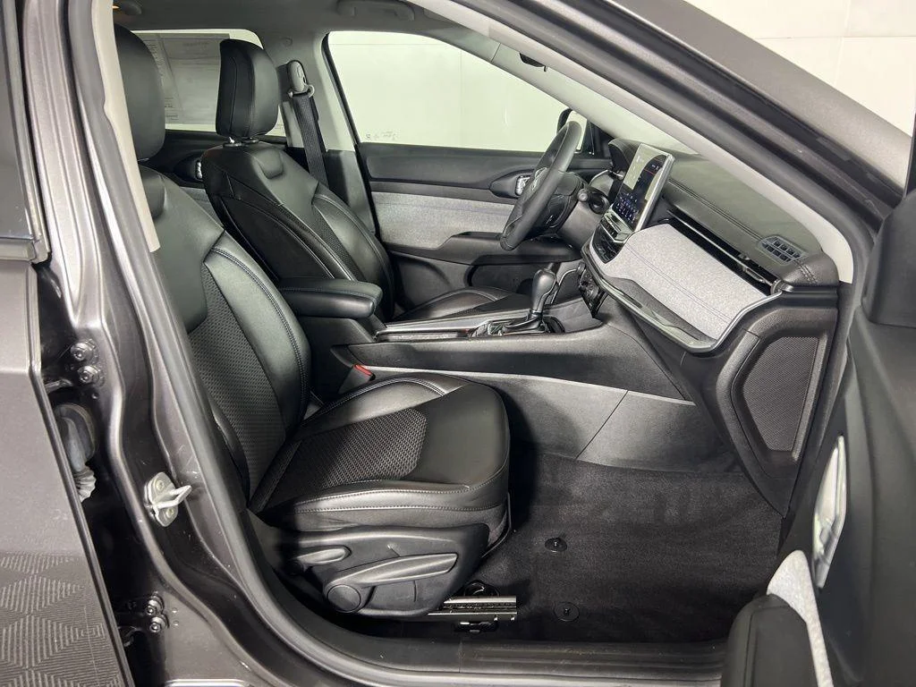 Used 2022 Granite Crystal Metallic Clear Jeep Latitude image 6
