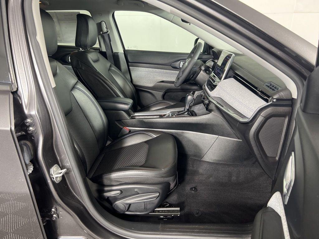 Used 2022 Granite Crystal Metallic Clear Jeep Latitude image 6