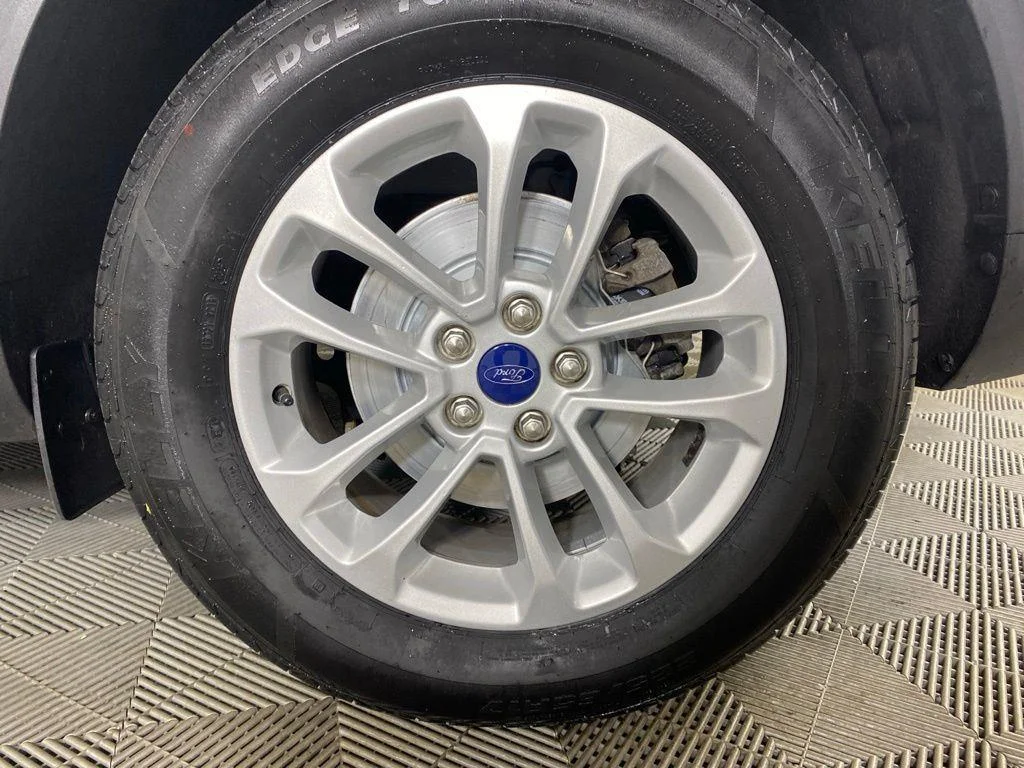 Used 2022 White Metallic Ford SE image 8