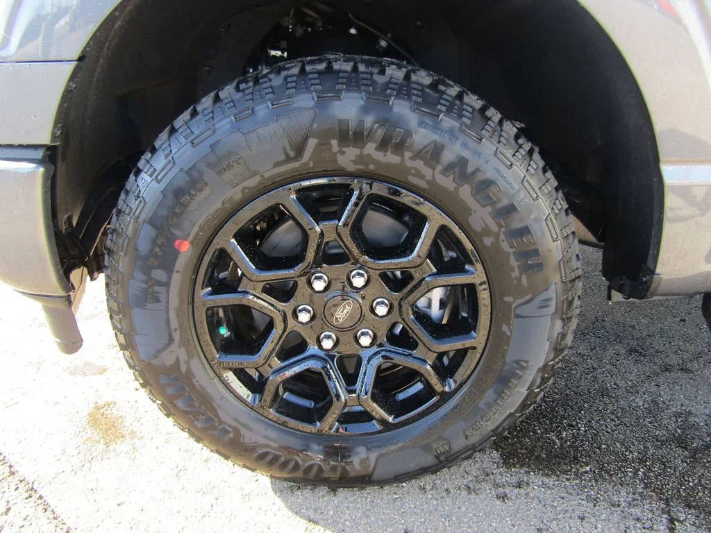 New 2026 Carbonized Gray Metallic Ford XLT image 12