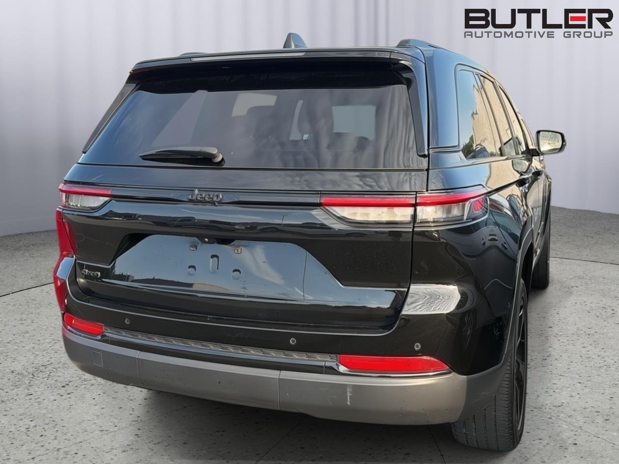 Used 2023 Diamond Black Crystal Pearlcoat Jeep Altitude X image 7