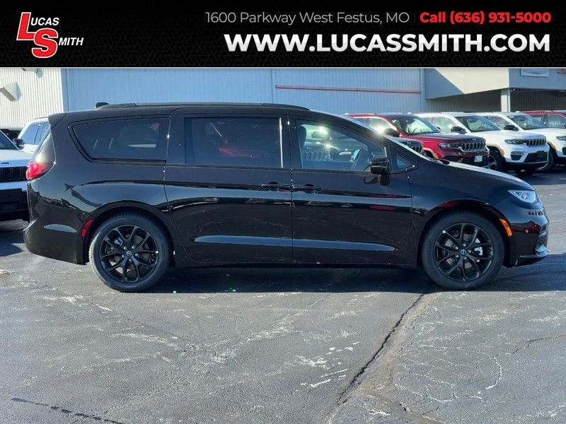 2026 Chrysler Pacifica Limited's photo