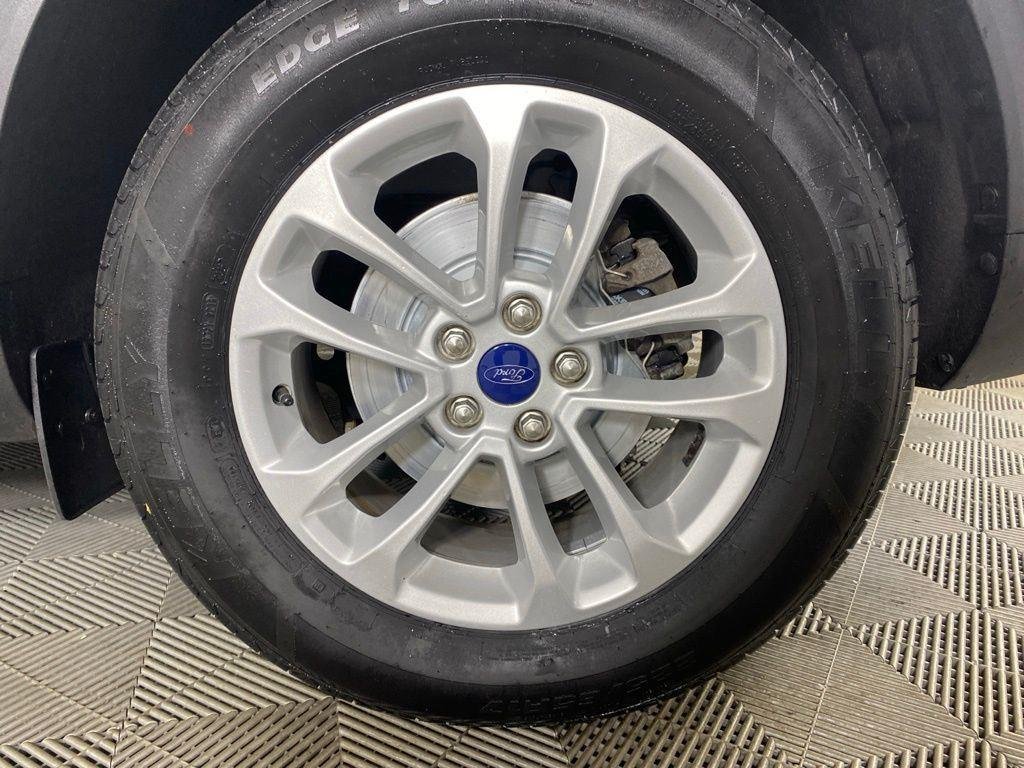 Used 2022 White Metallic Ford SE image 8