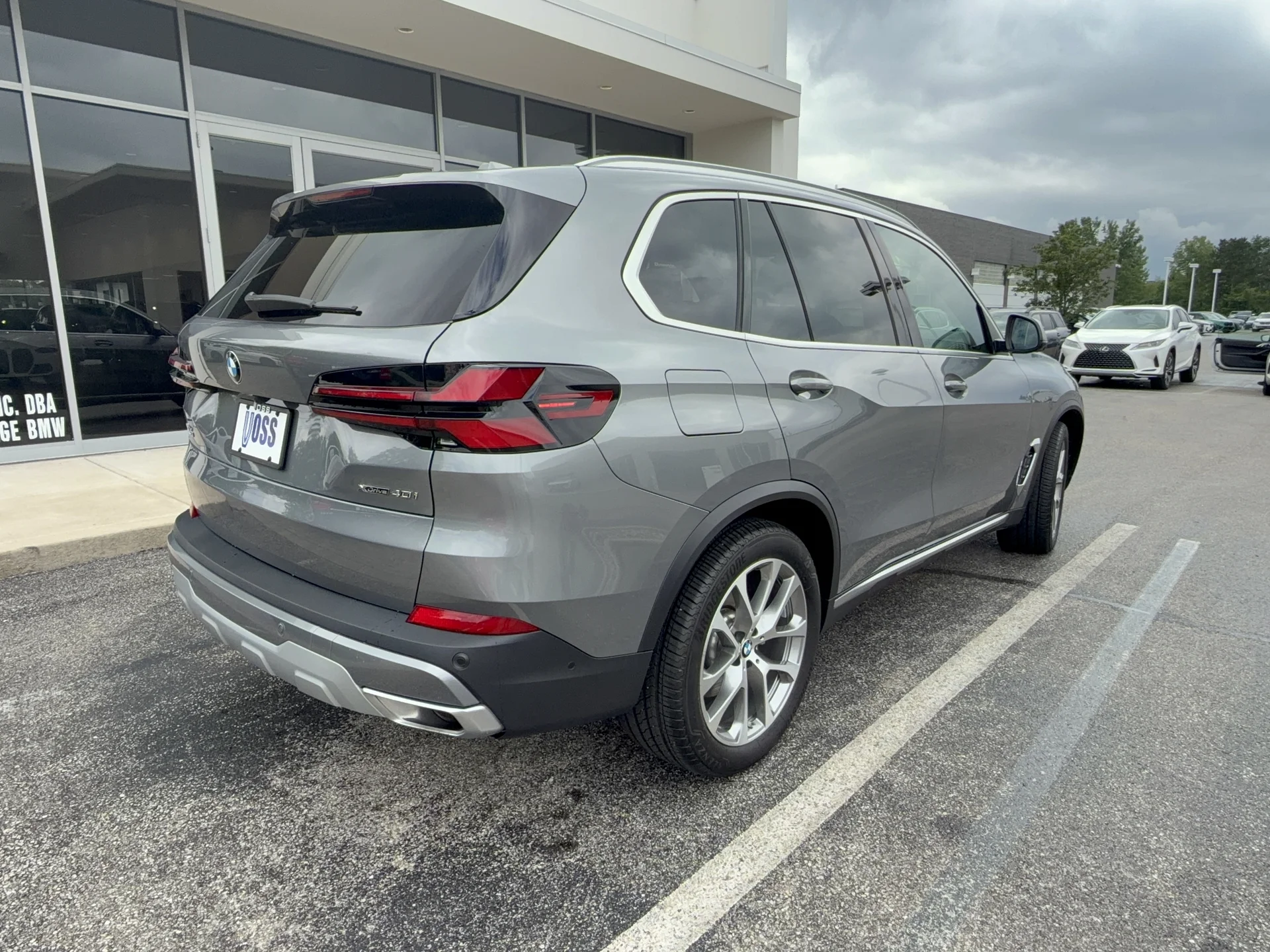 New 2026 Skyscraper Grey Metallic BMW xDrive40i image 3