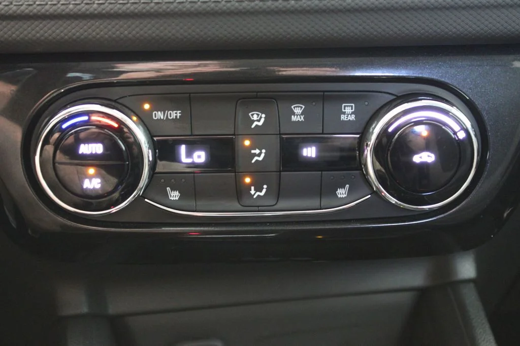 Used 2025 White Chevrolet LT image 8