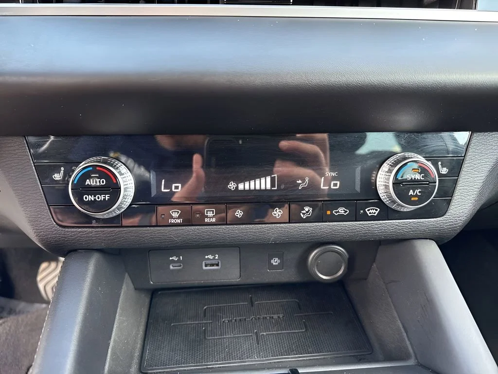 Used 2022 Silver Mitsubishi SE image 22