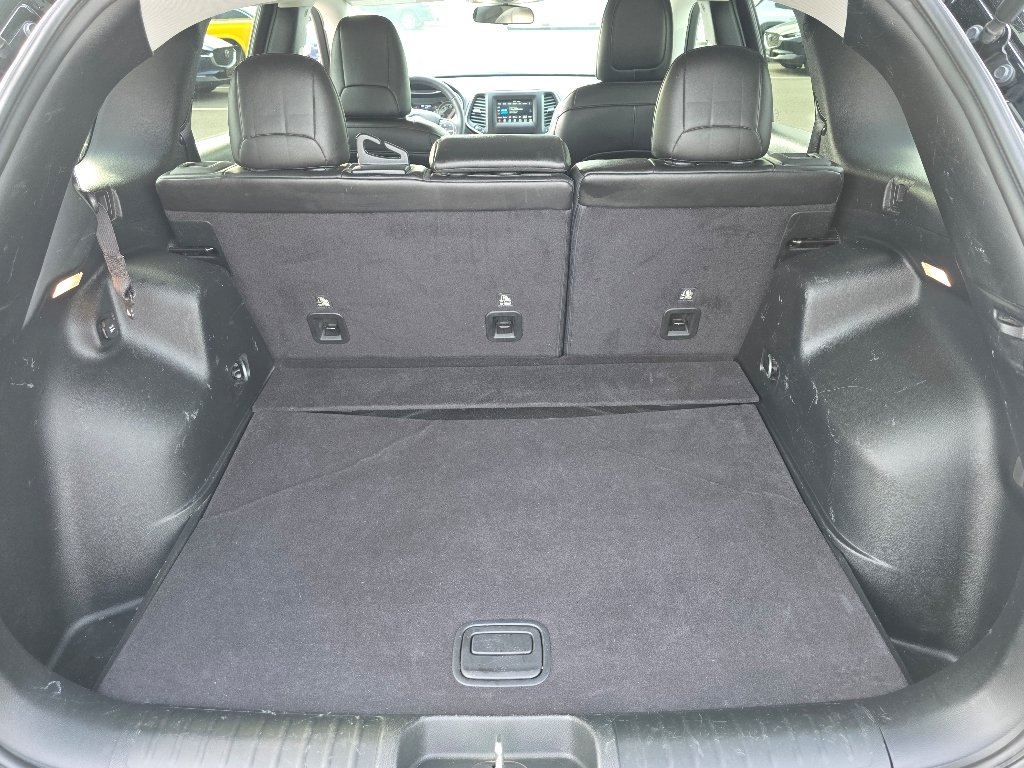 Used 2019 Diamond Black Crystal Pearl Coat Jeep Latitude Plus image 4