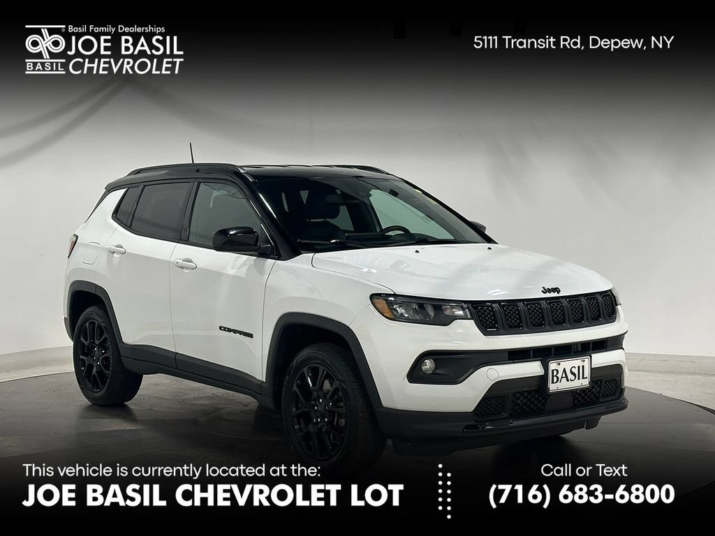 Used 2023  Jeep Altitude image 1
