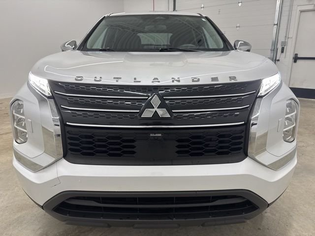 Used 2022 Mitsubishi Outlander ES with VIN JA4J4TA89NZ040265 for sale in Middleburg Heights, OH