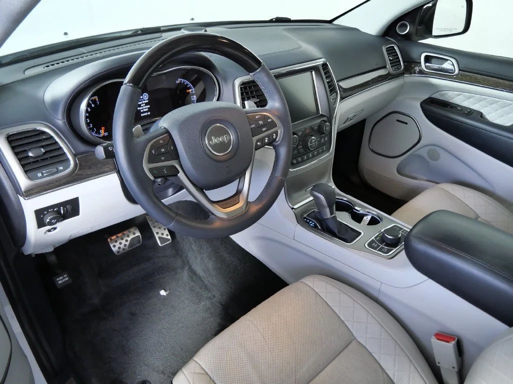 Used 2017 White Jeep Summit image 3