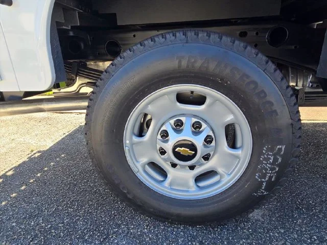 New 2026 Summit White Chevrolet WT image 32