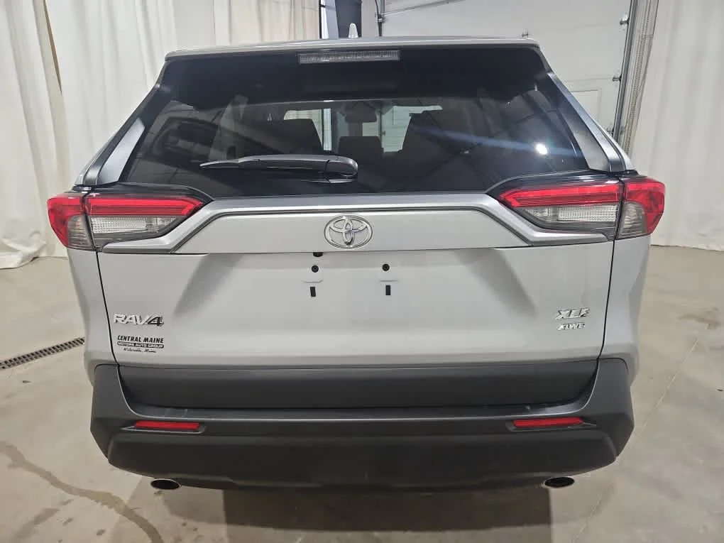Used 2025 Silver Sky Metallic Toyota XLE image 4