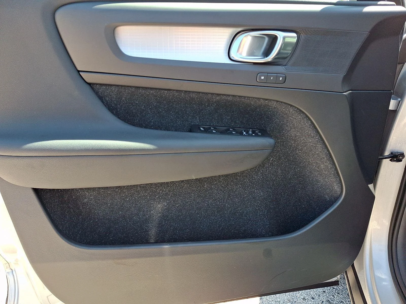 Used 2019 Bright Silver Metallic Volvo Momentum image 12