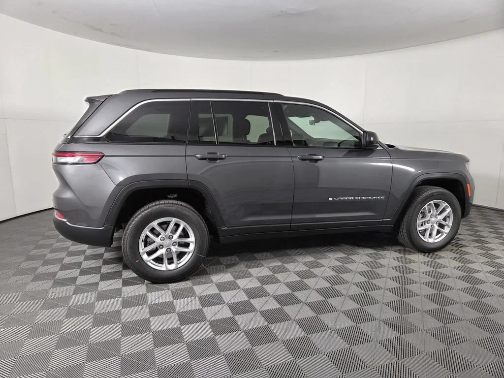 New 2026 Baltic Gray Metallic Clear-Coat Exterior Paint Jeep Laredo image 4
