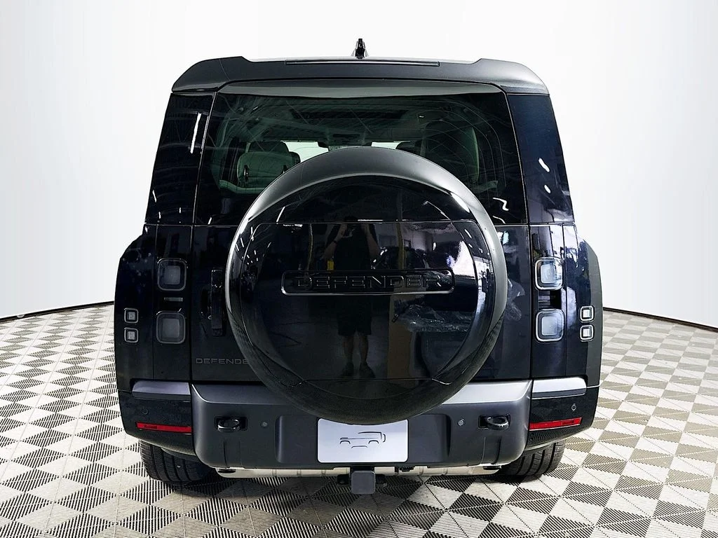 New 2026 Santorini Black Land Rover X-Dynamic SE image 5