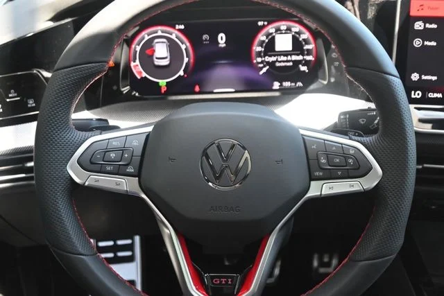 2025 Volkswagen Golf GTI SE - Photo 9