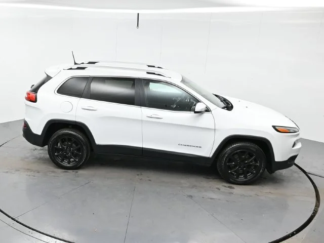 Used 2018 Bright White Clearcoat Jeep Latitude Plus image 39