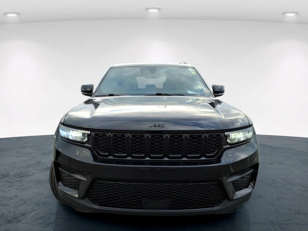 Used 2024 Black Jeep Altitude image 4