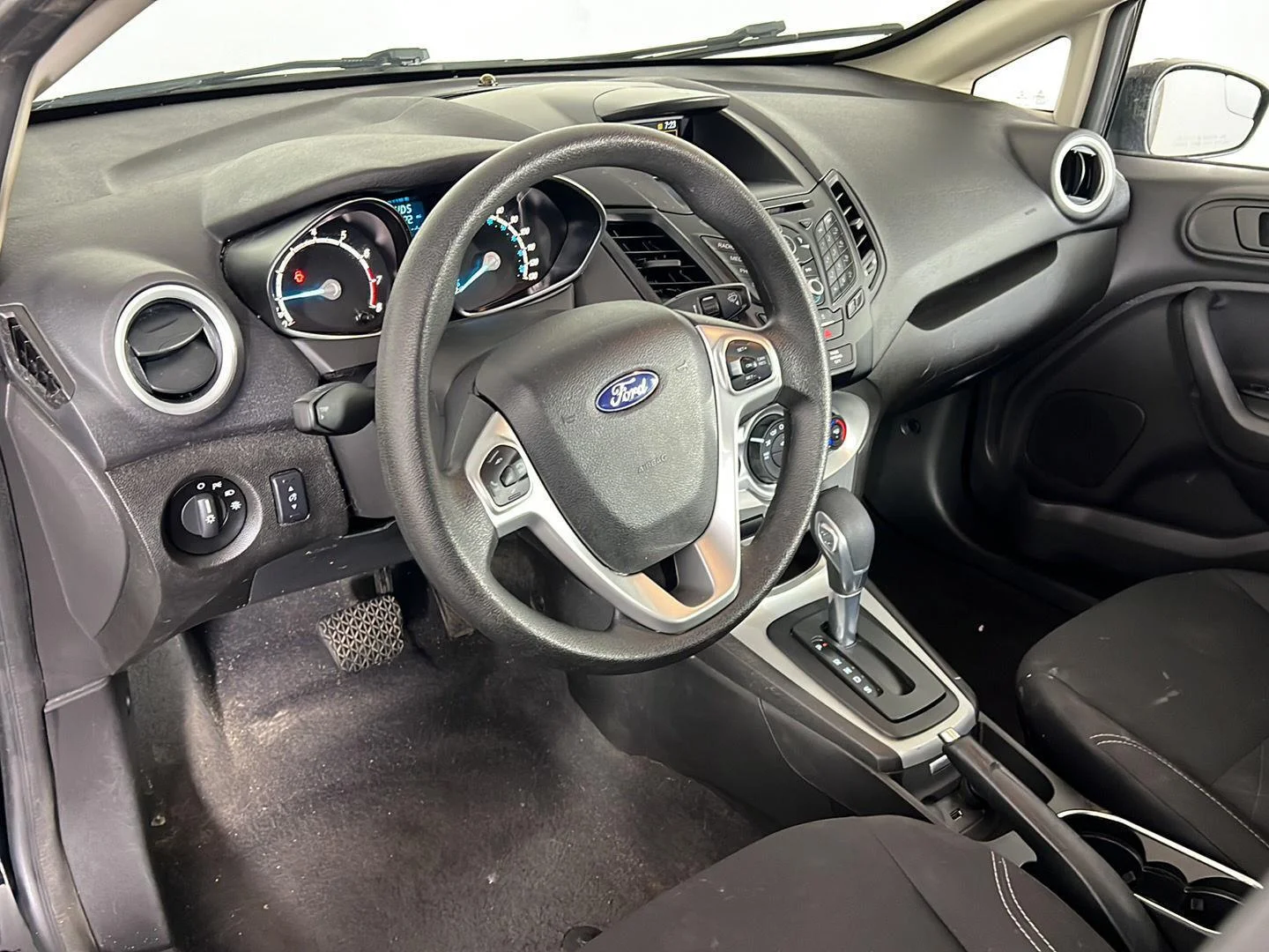 Used 2019 Shadow Black Ford SE image 10