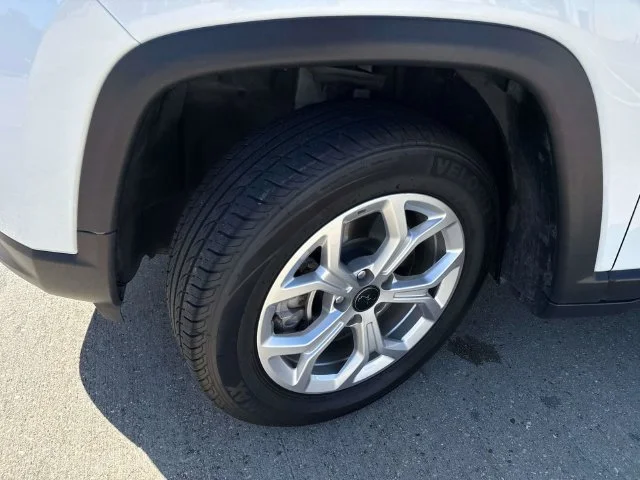 Used 2025 White Jeep Latitude image 6