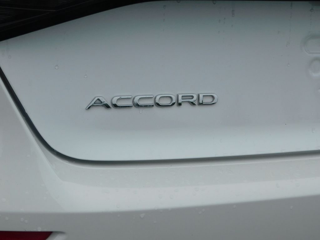 Used 2025 White Honda SE image 35