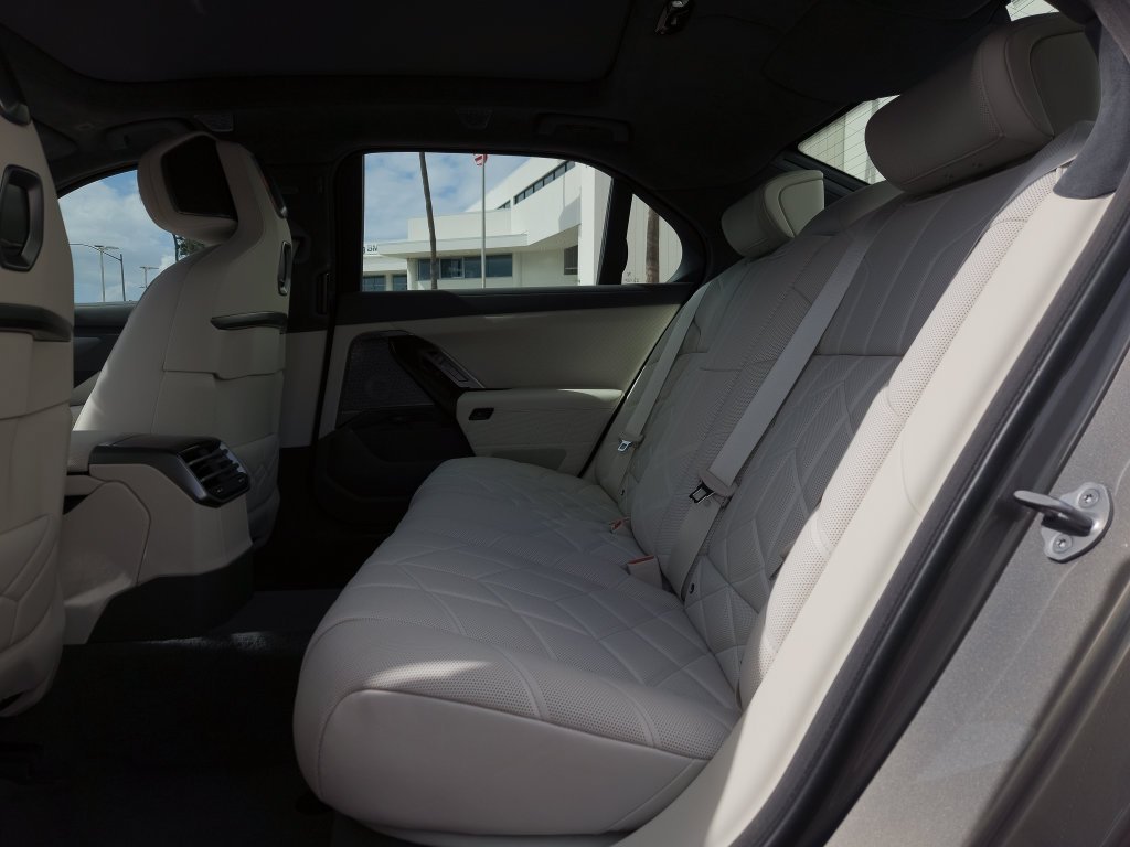 New 2027 Oxide Grey/Blk Sap BMW  image 8