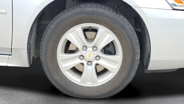 Used 2014 Silver Ice Metallic Chevrolet LS image 17