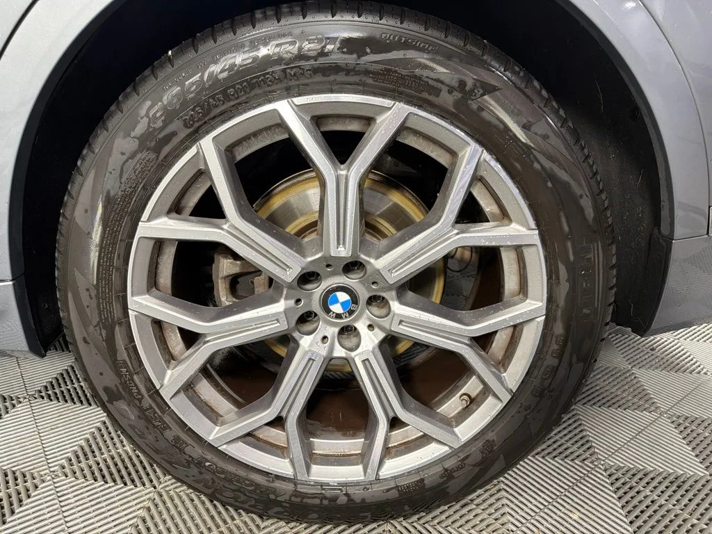 Used 2025 Gray BMW xDrive40i image 9