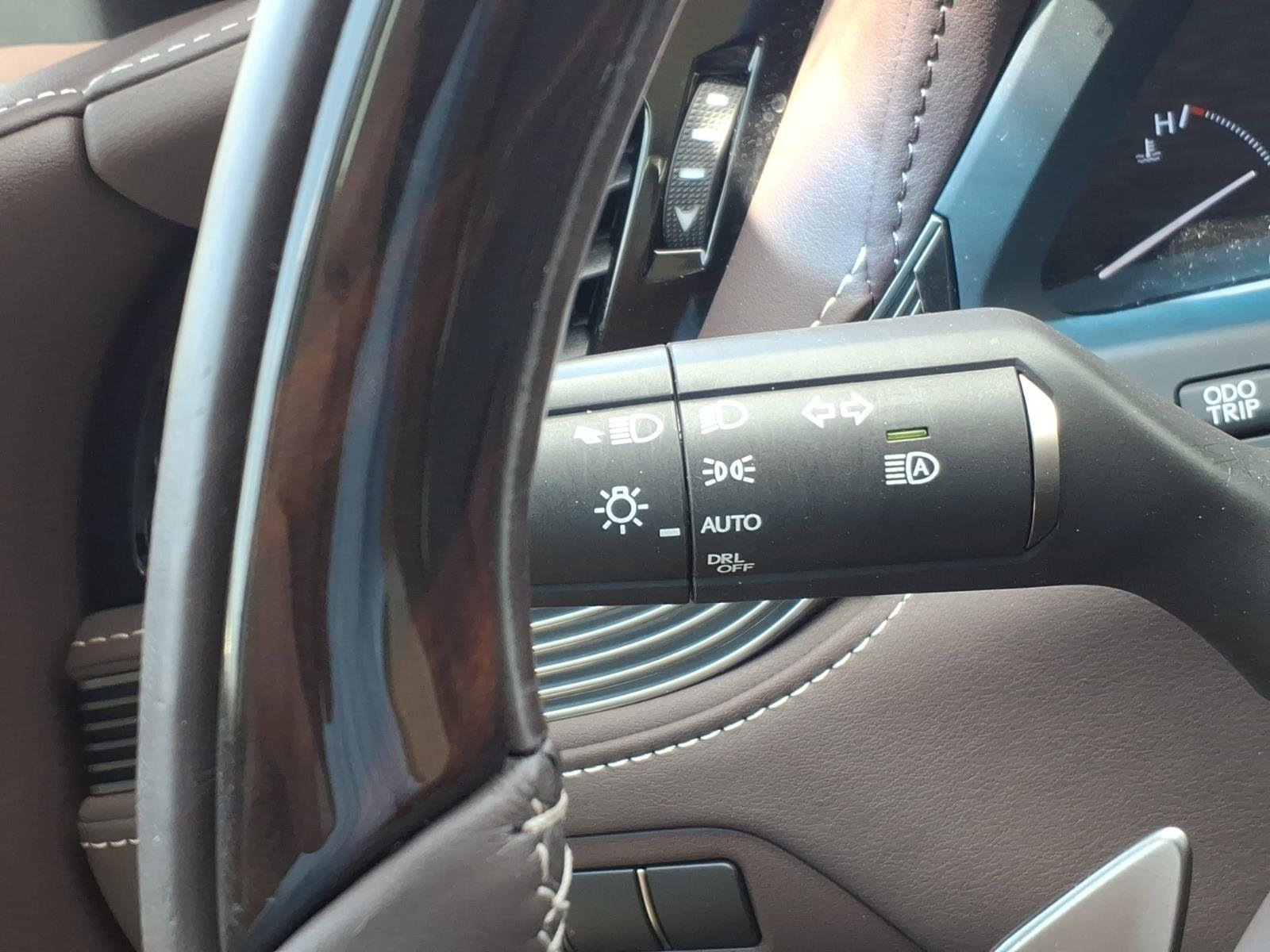 Used 2019 Eminent White Pearl Lexus Base image 23