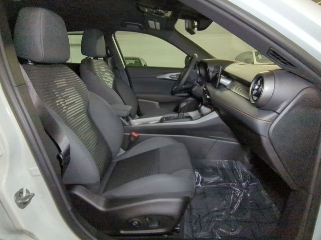 New 2025 Milano White Exterior Paint Alfa Romeo Base image 26