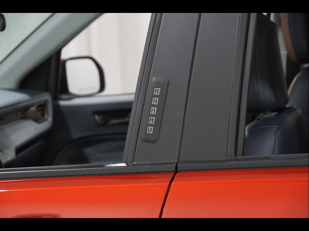 Used 2022 Hot Pepper Red Metallic Tinted Clearcoat Ford Lariat image 4