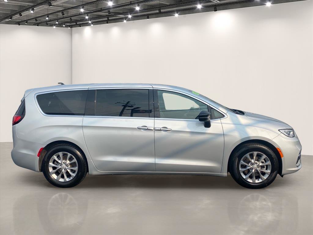 Used 2026 Silver Mist Clearcoat Chrysler Limited image 8