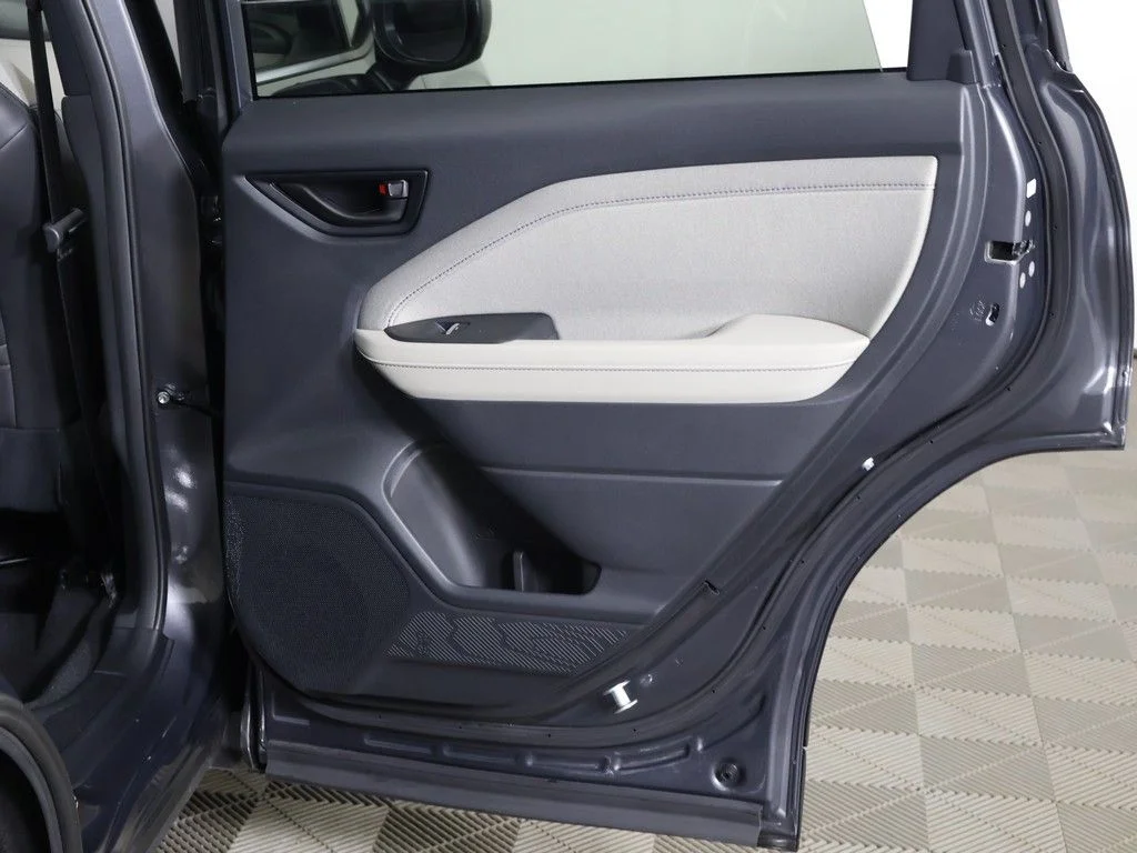 Used 2025 Gray Metallic Subaru Premium image 27
