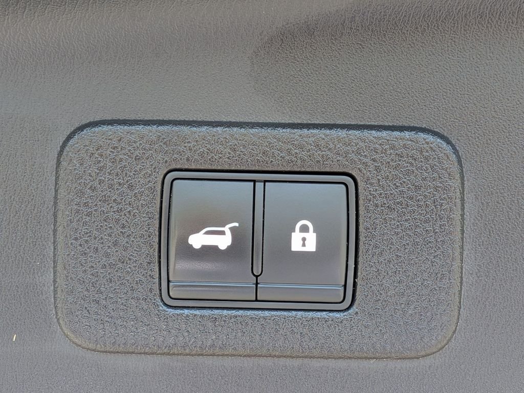 Used 2022 Black Nissan Platinum image 31
