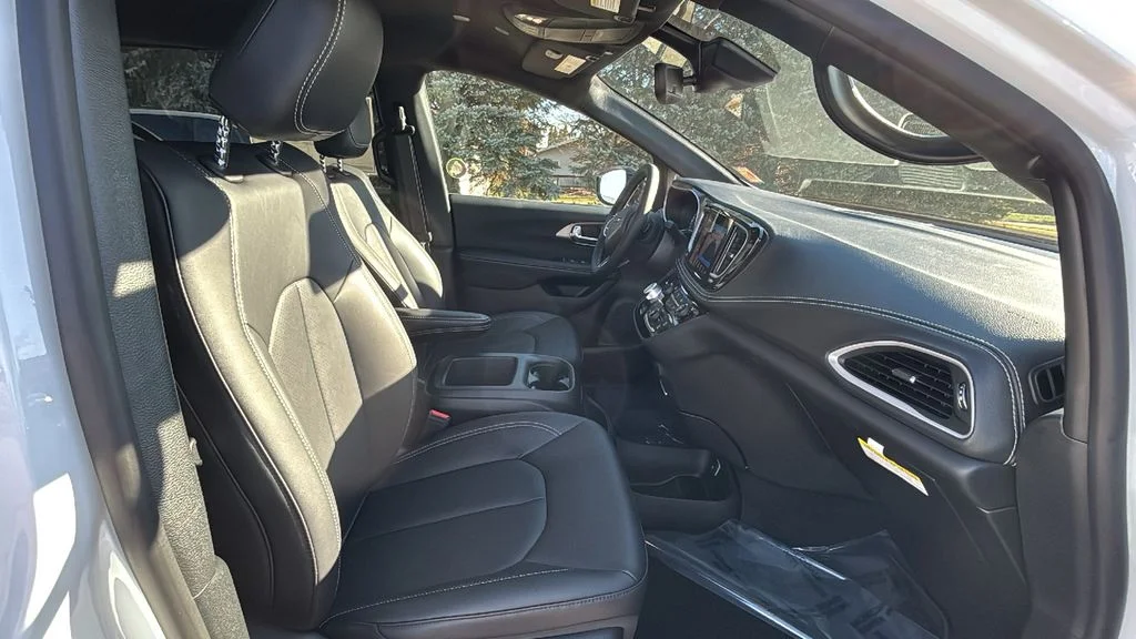 2026 Chrysler Pacifica Select - Photo 30