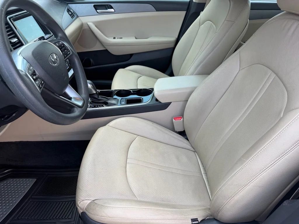 Used 2018 Quartz White Pearl Hyundai SE image 10
