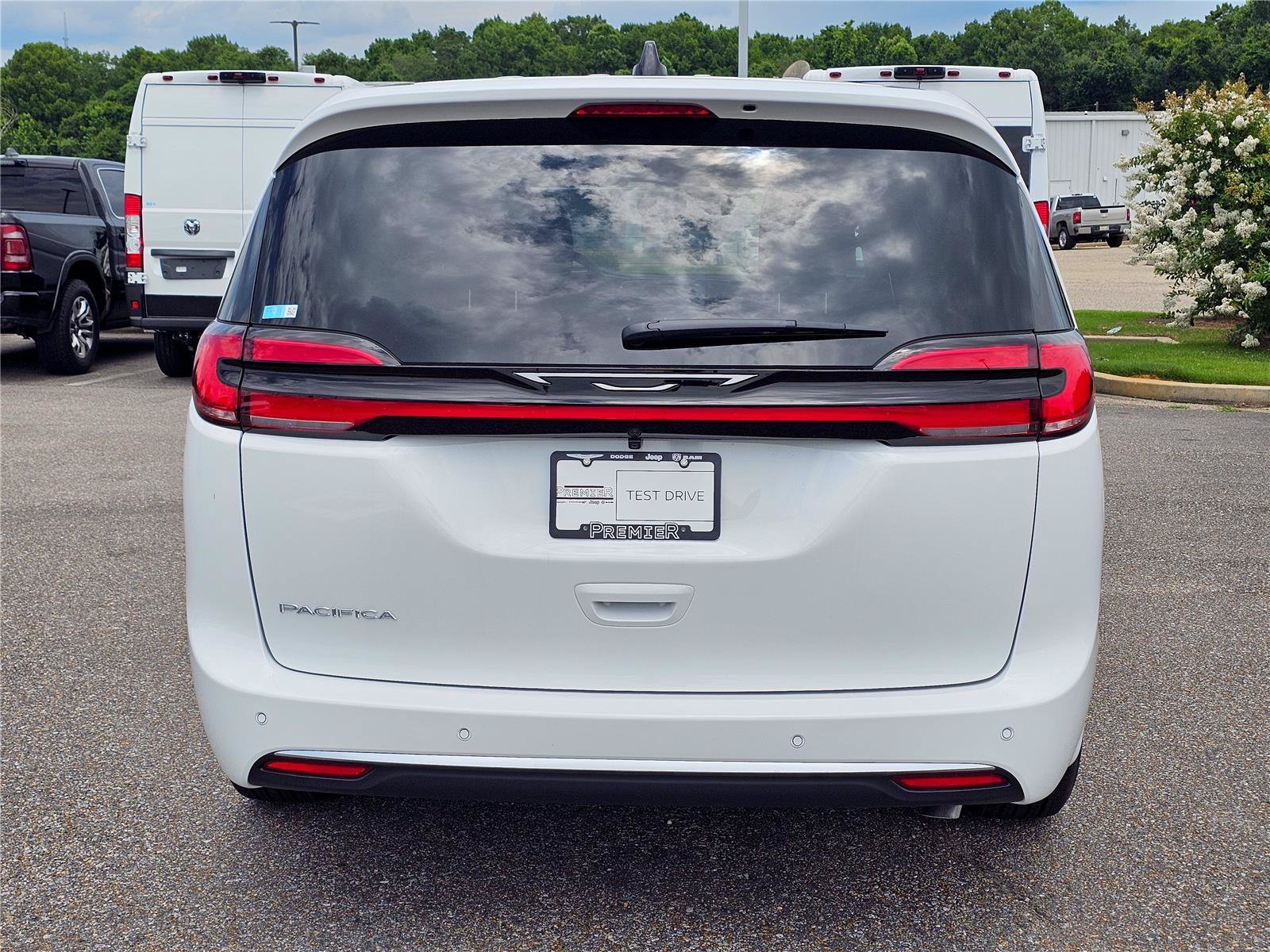 New 2027 Bright White Clearcoat Chrysler Select image 10