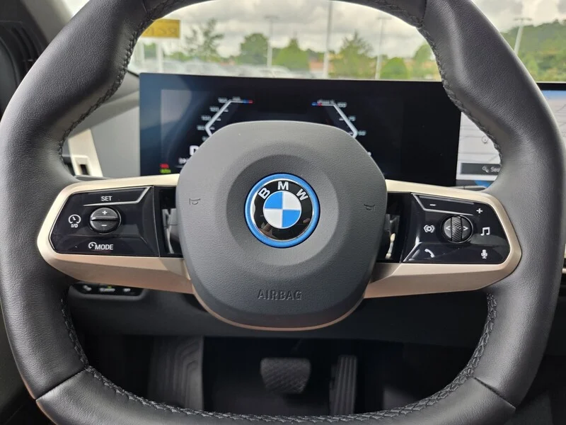 Used 2024 White Metallic BMW M60 SPORTS ACTIVITY VEHICLE image 37