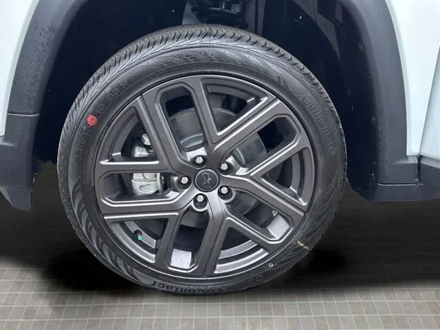 New 2026 White/off-white Jeep Latitude image 46