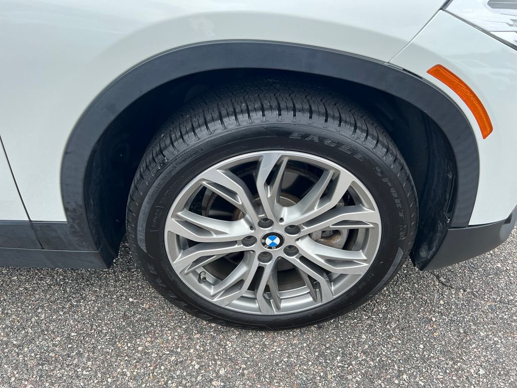 Used 2022 White BMW sDrive28i image 7