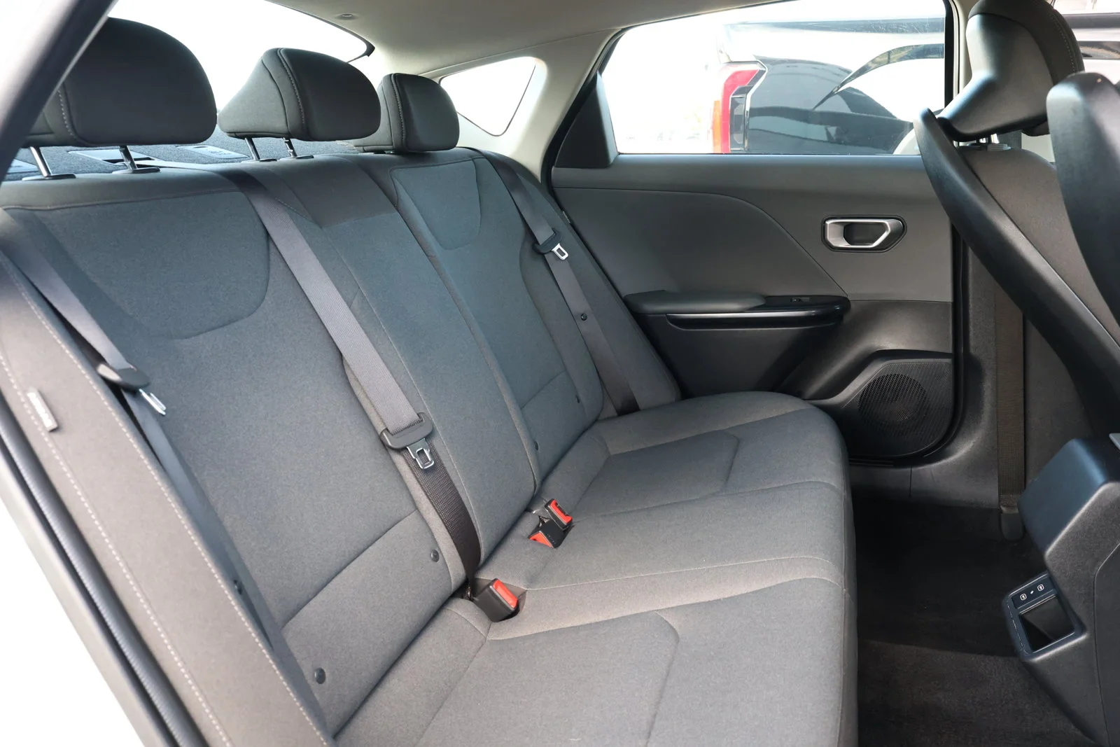 2025 Kia K4 LXS - Photo 30