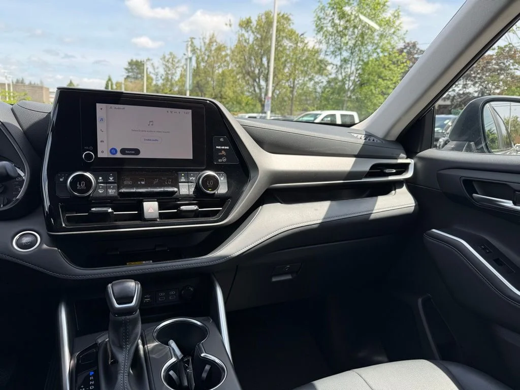 Certified Used 2024  Toyota XLE image 25