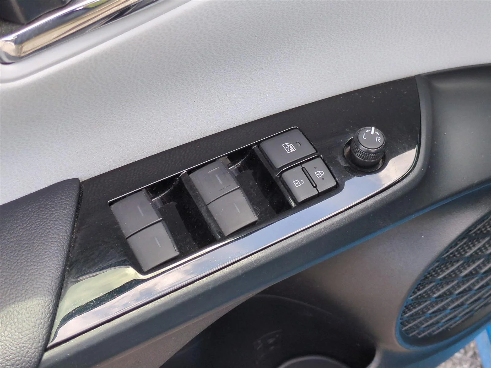 Used 2020 Electric Storm Blue Toyota XLE image 16
