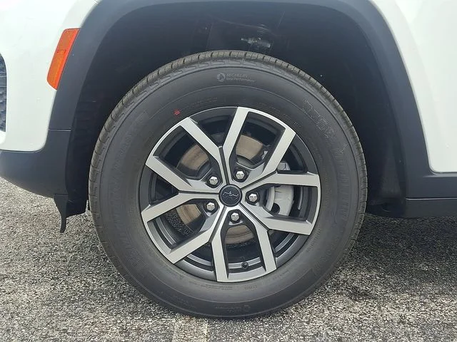 New 2027 White/off-white Jeep Laredo X image 8