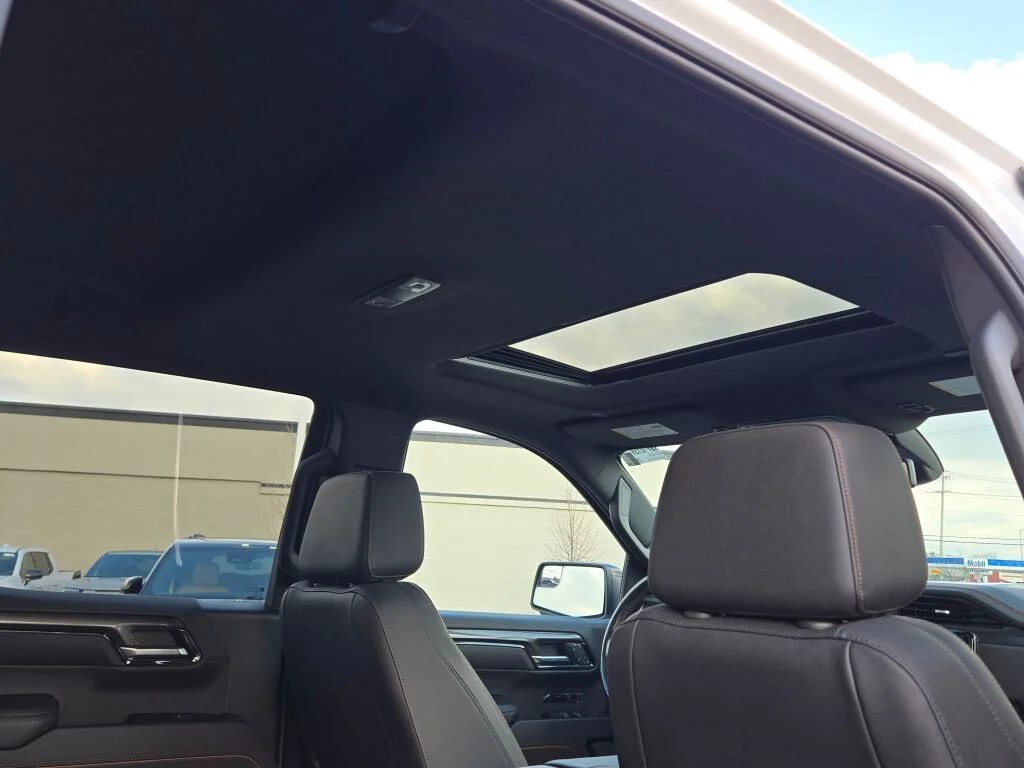 Used 2022 White GMC AT4 image 11