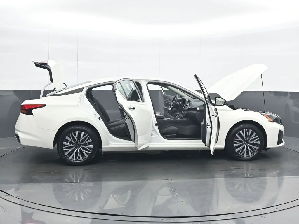 Used 2025 White Nissan 2.5 SV image 36