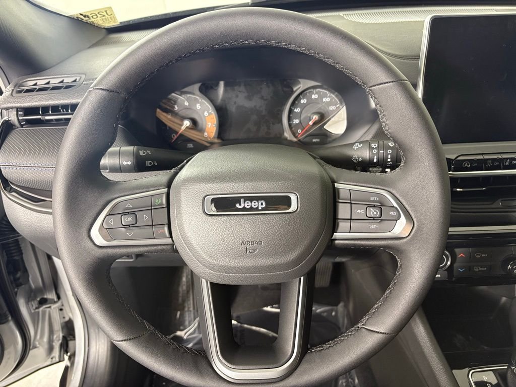 New 2026 Silver Zynith Metallic Clearcoat Jeep Latitude image 22