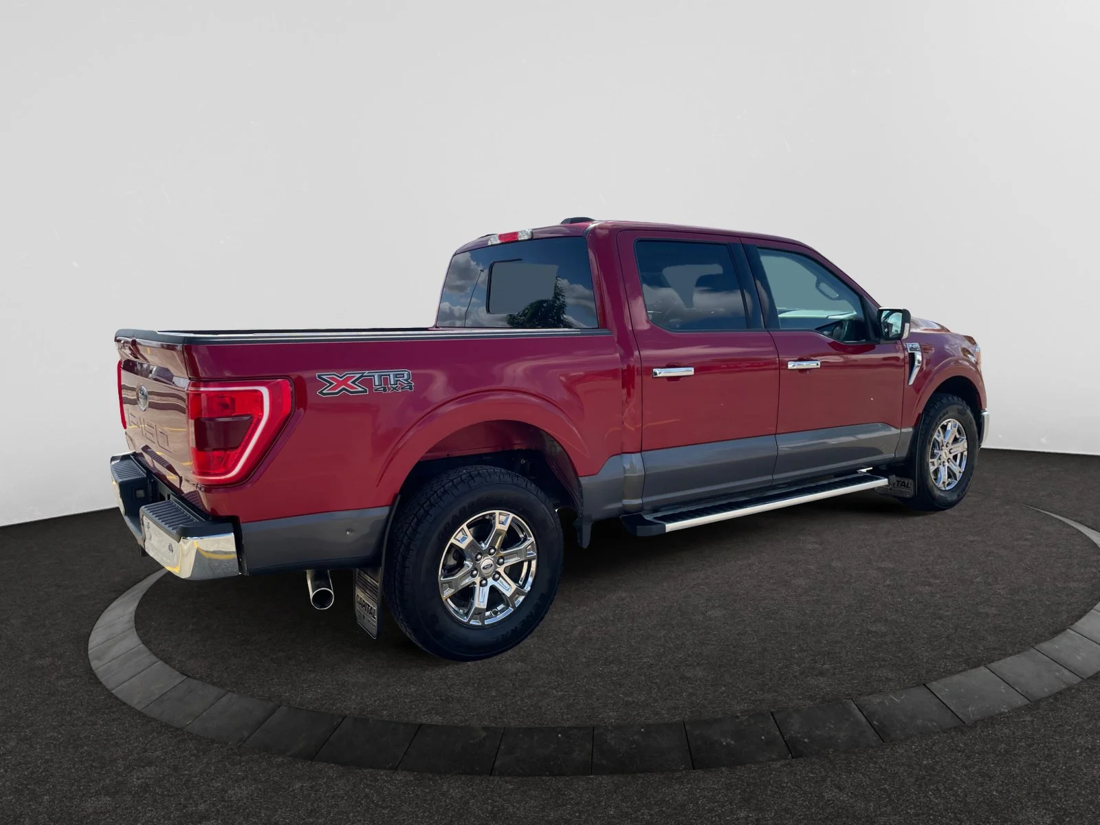 Used 2022 Red Ford XLT SuperCrew image 5