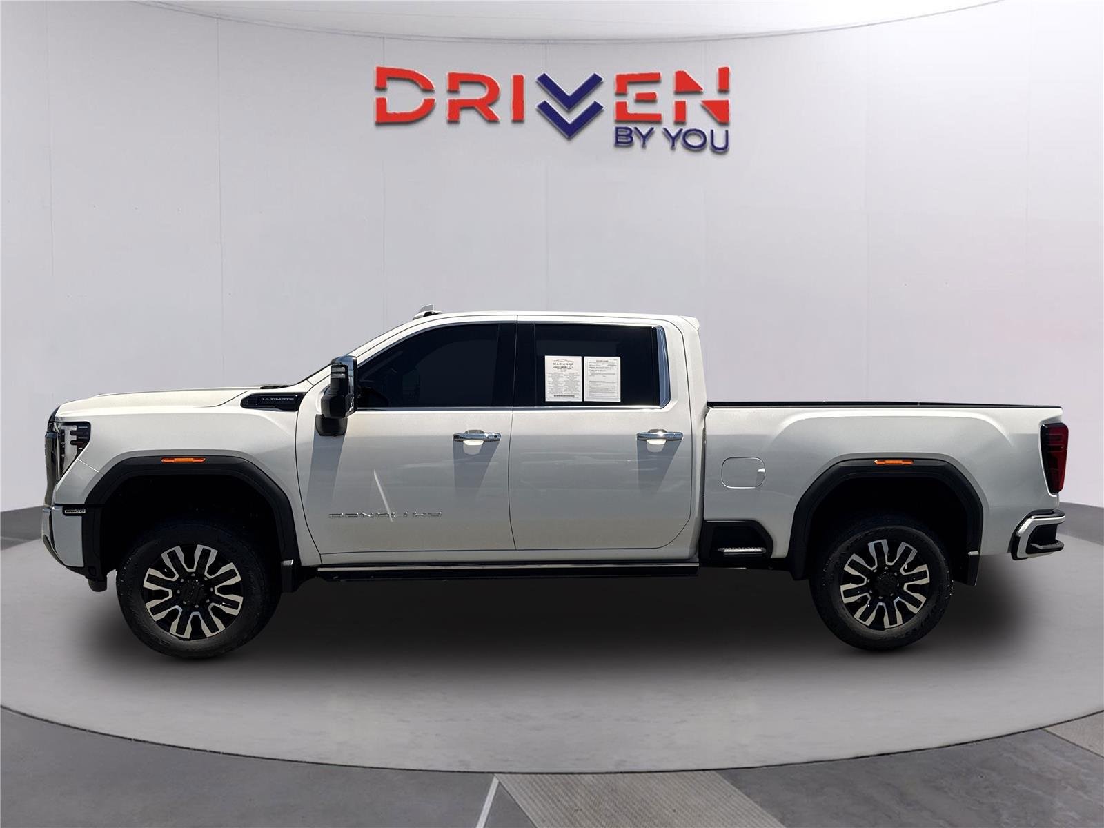Used 2024 White Frost Tricoat GMC Denali Ultimate image 7